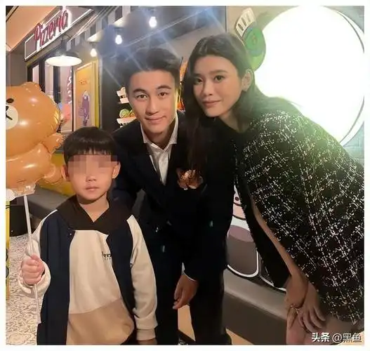 奚梦瑶与何猷君携手妹妹何超欣共赴璀璨活动之夜