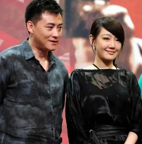 将近40岁的薛佳凝脖纹已经非常明显,老得快的女星不止她一个!