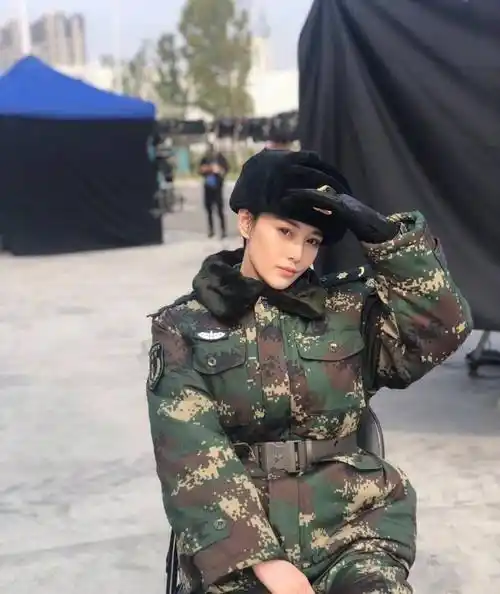 张馨予晒照片一身军装身为军嫂的她向老公看齐