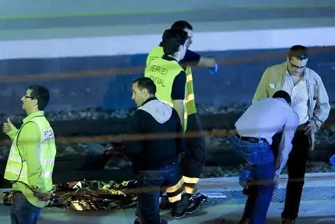 组图:西班牙火车碾轧穿越铁轨行人 致12人死13伤