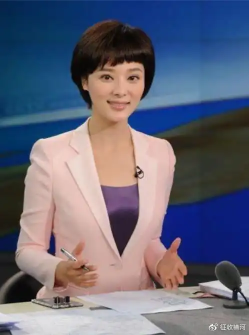 央视主持人胡蝶产二胎后复出身材发福太虚弱眼神好奇怪