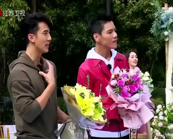 吴尊认错爸爸,反手将花给向太,向佐反应很真实,而他尽显高情商