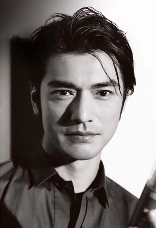 说起亚洲颜值的代表长相,金城武一定在提名中比例占高,这位五官精致到