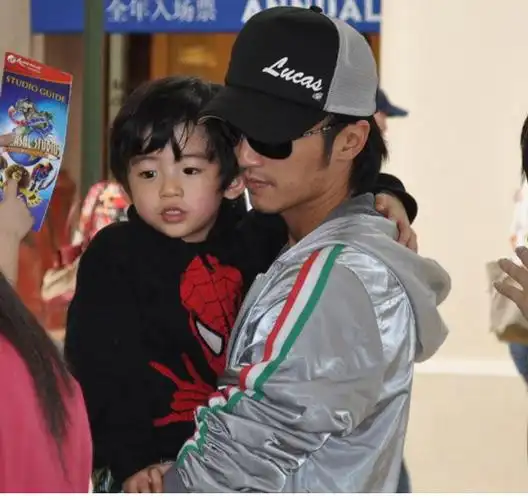 谢霆锋带大儿子滑雪与张柏芝关系破冰否认与王菲分手