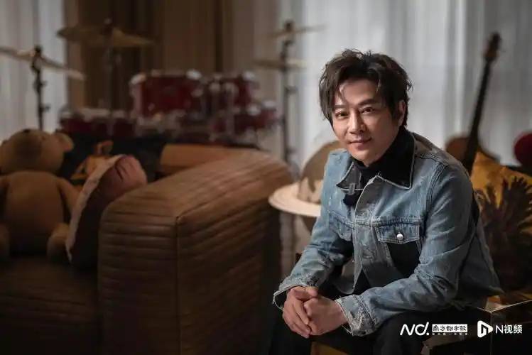 孙耀威加入巨星传奇,独家探访直播间:享受工作,不会退休!_腾讯新闻