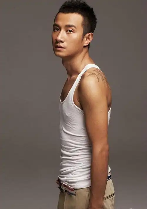 日前,内地人气男演员"灯笼男"文章拍摄了一组全新魅力写真