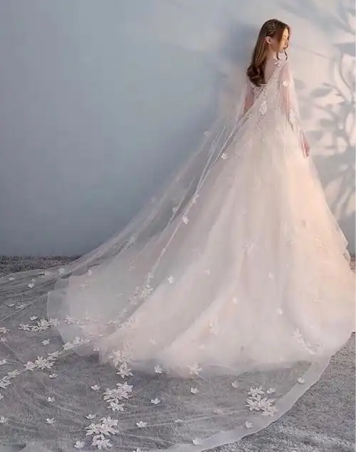 转闲置长拖尾婚纱,超仙!