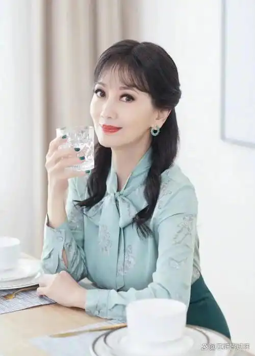 71岁赵雅芝晒美照引发质疑,20级美颜,装了一辈子嫩