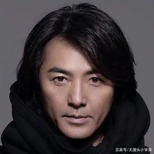 年轻时候的郑伊健一头长发看上去特别的帅气,当时还有很多的粉丝会