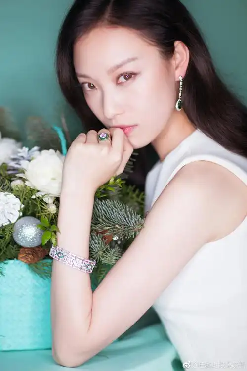 蒂芙尼品牌形象大使#倪妮#身穿paule ka长裙佩戴@tiffanyandco蒂芙尼