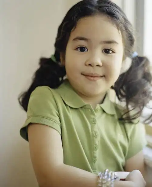 仅一个女性,仅一个人,服装,装饰,头饰,注视,休闲装,黄种人,肩膀,小孩