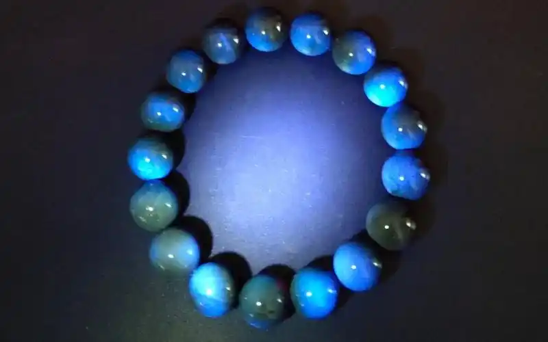 天然血珀在紫光灯下图 紫光灯怎么鉴别琥珀?-图片大观-奇异网