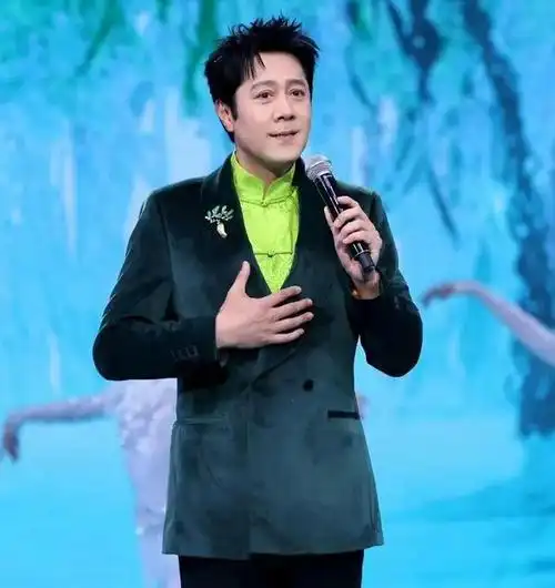 网友惊叹蔡国庆55岁为6岁儿子庆生外貌基因惊艳