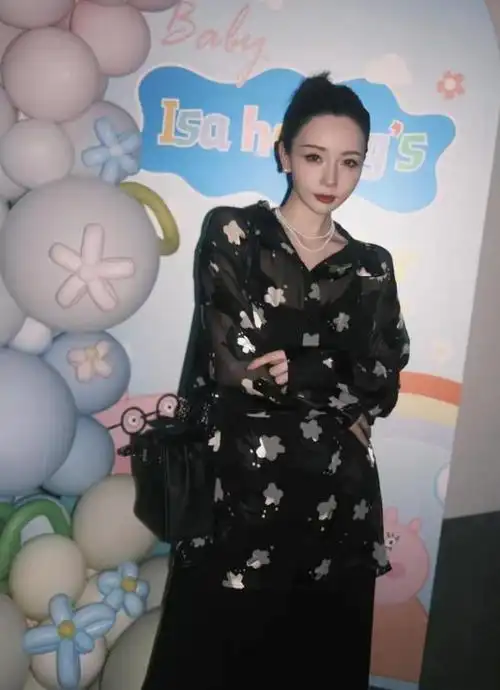 夕又米出席郭碧婷儿子周岁宴,穿着黑色透视装亮相,网友:惊艳