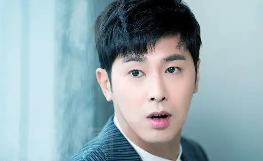 肌肉男:东方神起成员郑允浩-小虾米