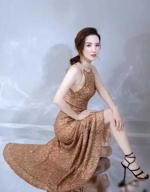 张萌中国内地女模特演员制片人主持人钢琴教师歌手