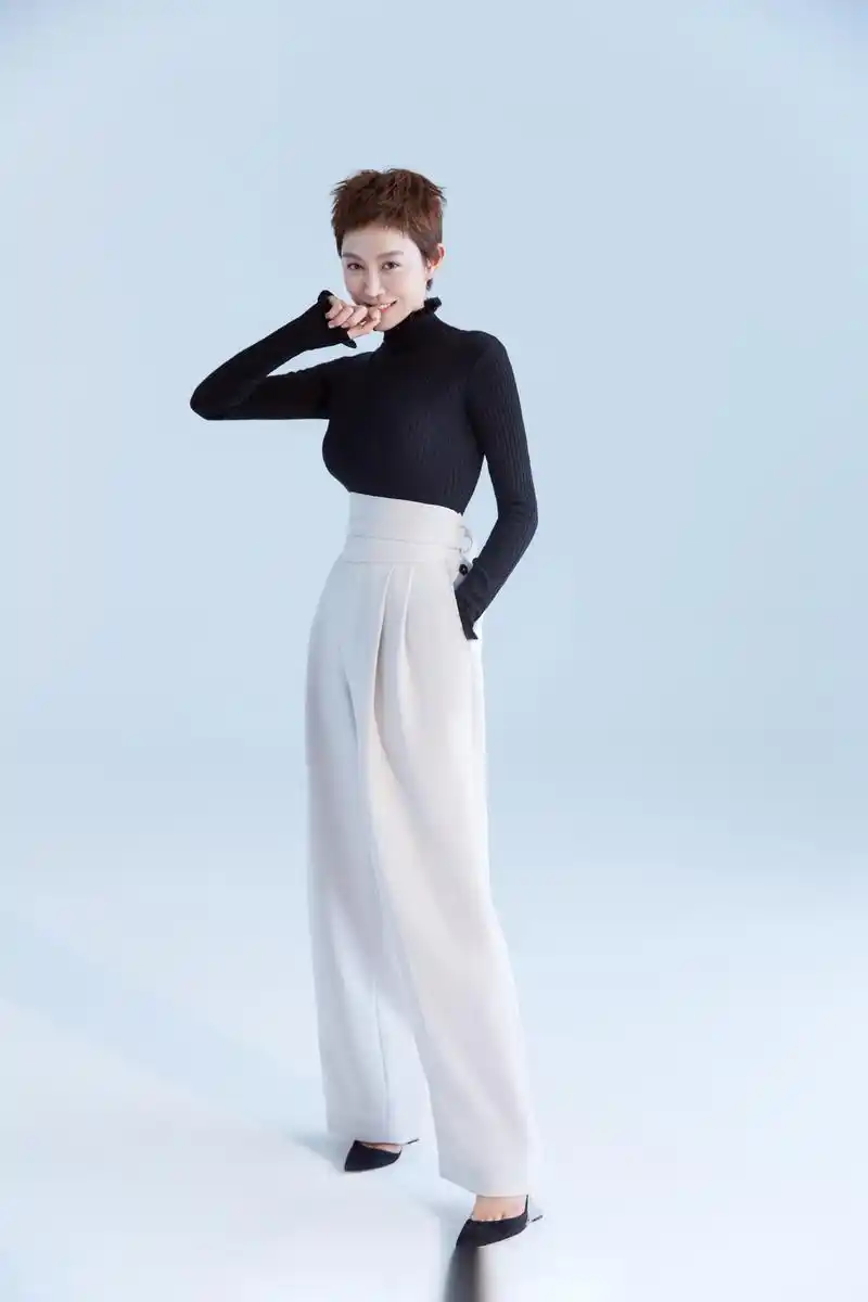 姜妍最新一组高清写真,黑色荷叶边针织衫搭配白色高腰阔腿裤,优雅成熟