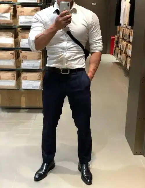 原创爱踢足球的肌肉型男强壮的小腿结实给力穿正装更是帅气迷人