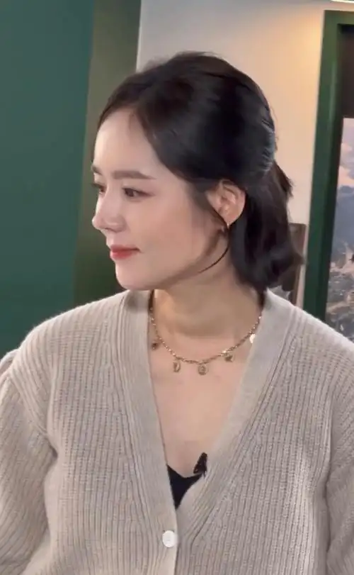 韩佳人短发搭配半髻,散发优雅魅力-腾讯新闻