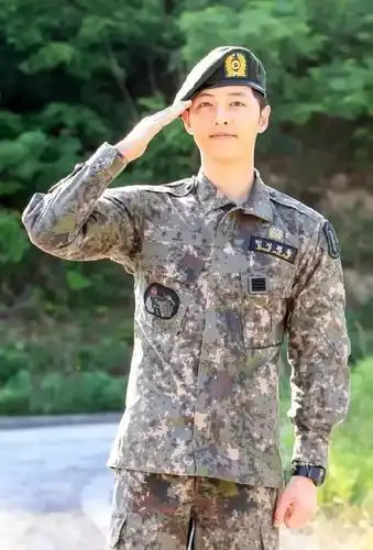 之所以那么喜欢宋仲基,兵役也是很加好感的一项 他是唯一一位出身于22