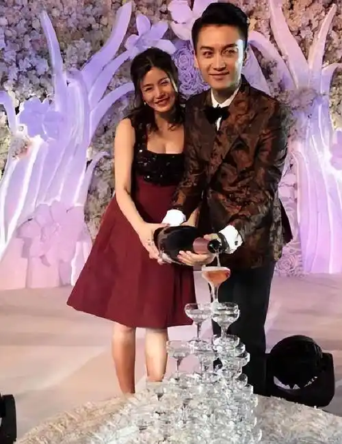 角色眼中的爱也演不太出来当初结婚的时候,陈妍希看他,眼里都是爱的