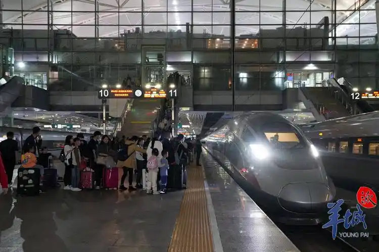 过程中,两人不间断地作安全提醒:车厢全面禁止吸烟,吸烟会触发报警.