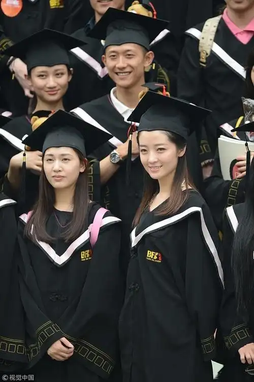 北电张辉与娇妻刘熙阳旧照被扒毕业典礼紧挨合影