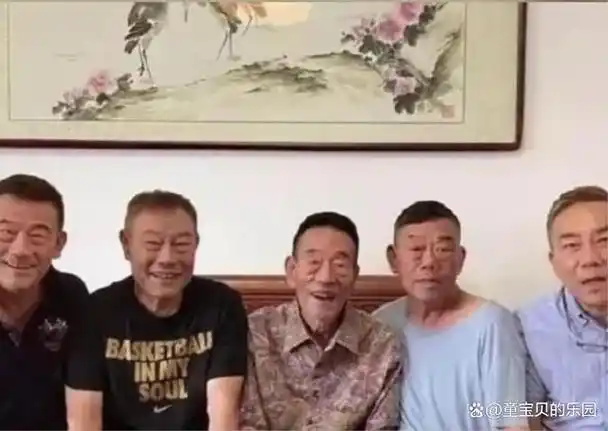 左手拿烟右手端酒92岁的杨少华在享受的路上一去不返