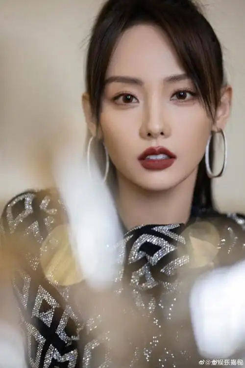 张嘉倪亮片纱裙造型#张嘉倪穿黑色亮片纱裙,高级感拉满,扎瀑布高马尾