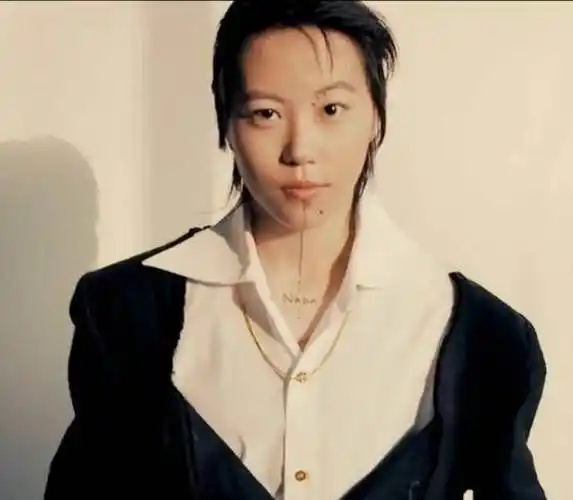 原创21岁窦靖童放飞自我像极年轻时候的王菲短发造型完美撞脸