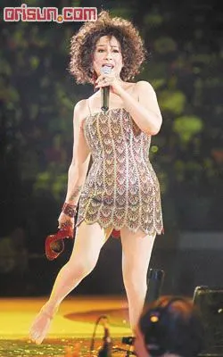 甄妮耕田辛苦上围缩水赤脚上阵玉臂任摸图