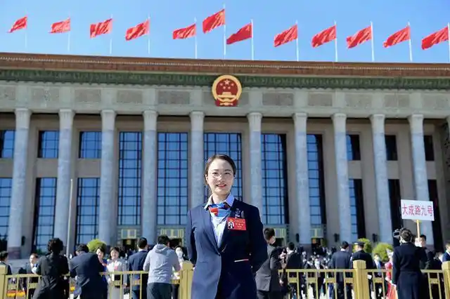 二十大代表祝玉婷在人民大会堂前拍照留念.