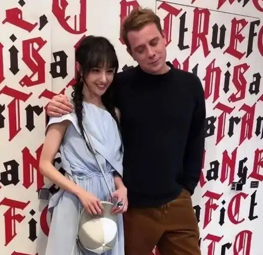 "封杀"不到4年,再看33岁郑爽如今的处境,她很可恨,也很可悲|张恒|片酬