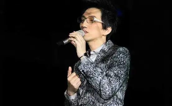 相信很多人都会有第一印象吧,是那个演唱《单身情歌》的男人,戴眼镜的
