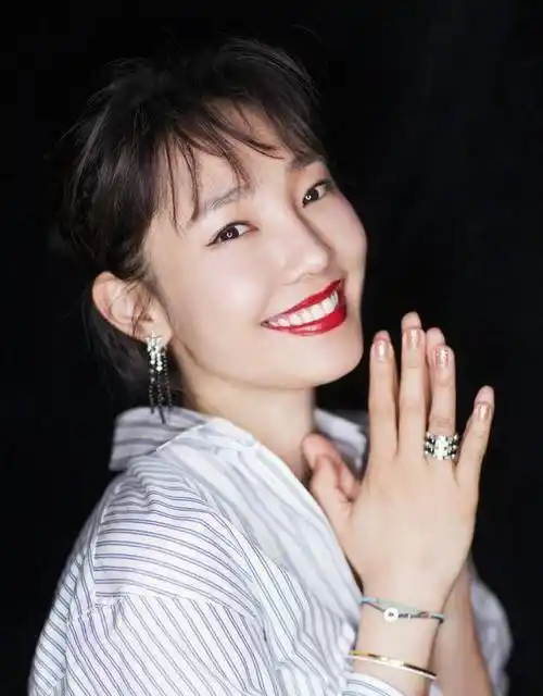 白百何气质真绝,穿半透明薄纱连衣裙尽显身材,35岁嫩得像少女_皮肤_面