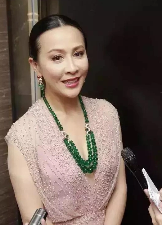 赵雅芝白色旗袍搭配翡翠气质如兰,大方高贵!