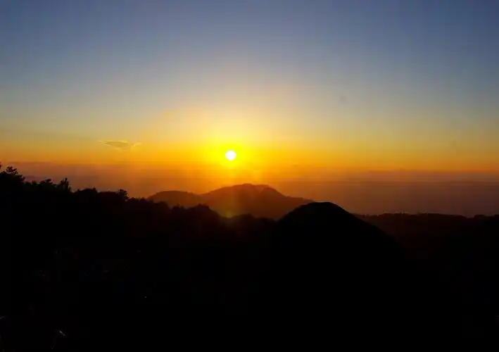 晚上6时58分金铙山的太阳.