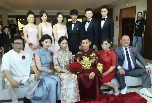 53岁吴奇隆带5岁儿子逛街,全程不见刘诗诗,两人被爆秘密离婚