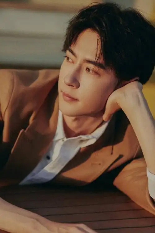 于朦胧写真照来袭!身穿驼色休闲西装搭配白色衬衫,干净帅气