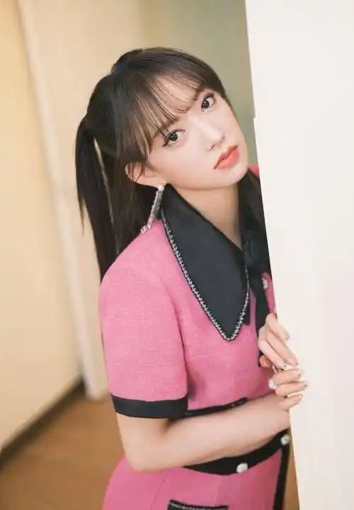 程潇小香风穿搭上线,高扎马尾粉色西装,又温柔又甜美_时尚_感觉_女孩