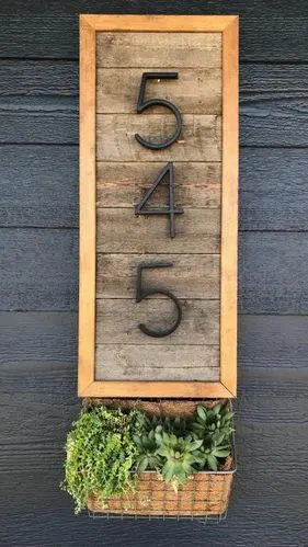 看了很多设计后,一度非常喜欢这种竖排金属镂空的门牌,但大家还是要