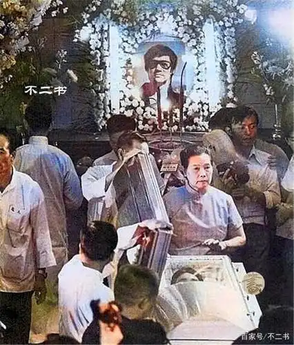 上色老照片:"功夫之王"李小龙葬礼现场,死因至今是个迷