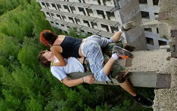 实拍:俄罗斯街头情侣亲密行为