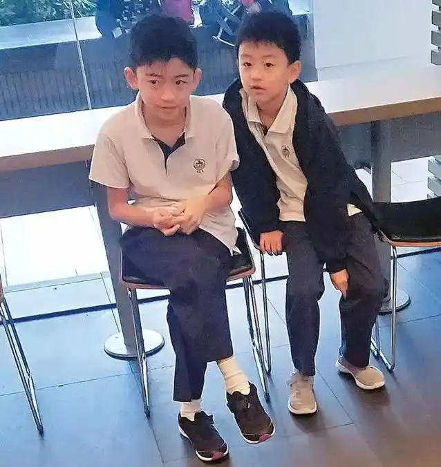 谢霆锋软萌童年照曝光,网友惊叹:一双儿子和他简直就是复制粘贴