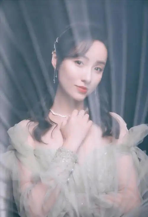 吕一综艺节目没白上,蝴蝶结穿身上像"仙女",颜值身材都很绝.