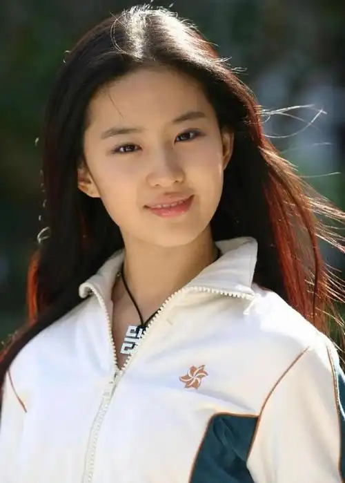 刘亦菲侧面鼻骨变突起,颜值随岁月改变,样貌变英气