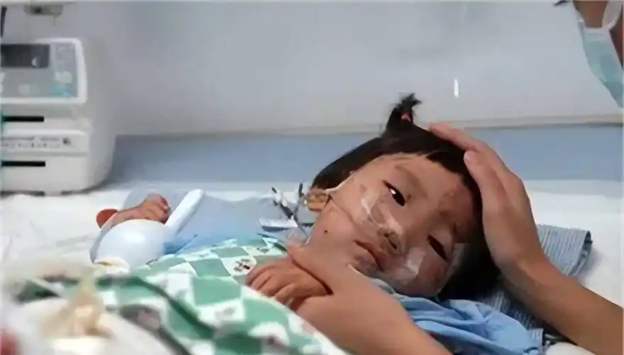 11年前温州动车事故中,失去父母幸存下来的小伊伊,后来怎么样了_施