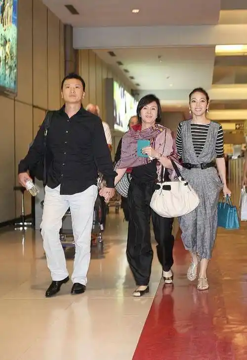 侯佩岑落泪谢丈夫娶她:我们3个人压力好大 林月云一举动更吸睛_黄柏俊