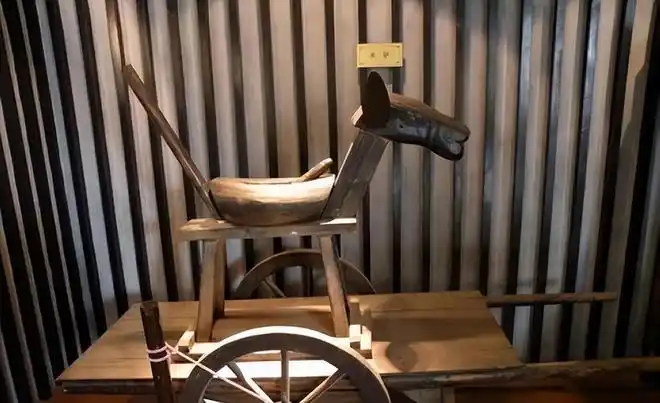 女子被强行按下去,这根木桩就直直地刺进她们的下身,女子的双腿也被