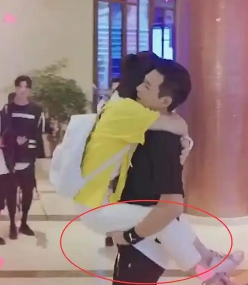 杨紫"树袋熊抱"抱着李现,有谁注意李现手的位置,教养没法装